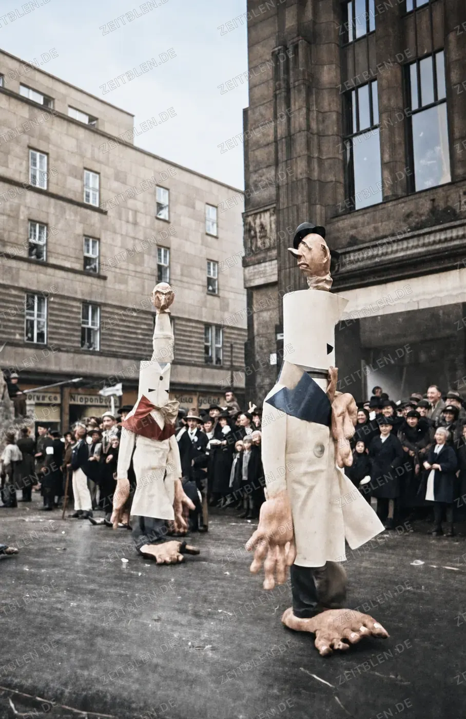 Zwei Großfiguren im Düsseldorfer Straßenkarneval, Februar 1937