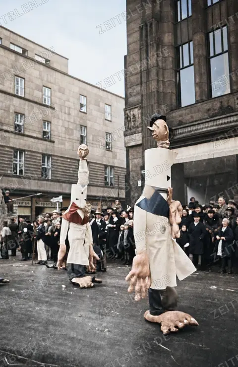 Zwei Großfiguren im Düsseldorfer Straßenkarneval, Februar 1937