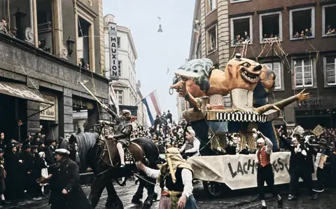 Wagen mit zwei lachenden Großfiguren beim Düsseldorfer Karneval, 1937