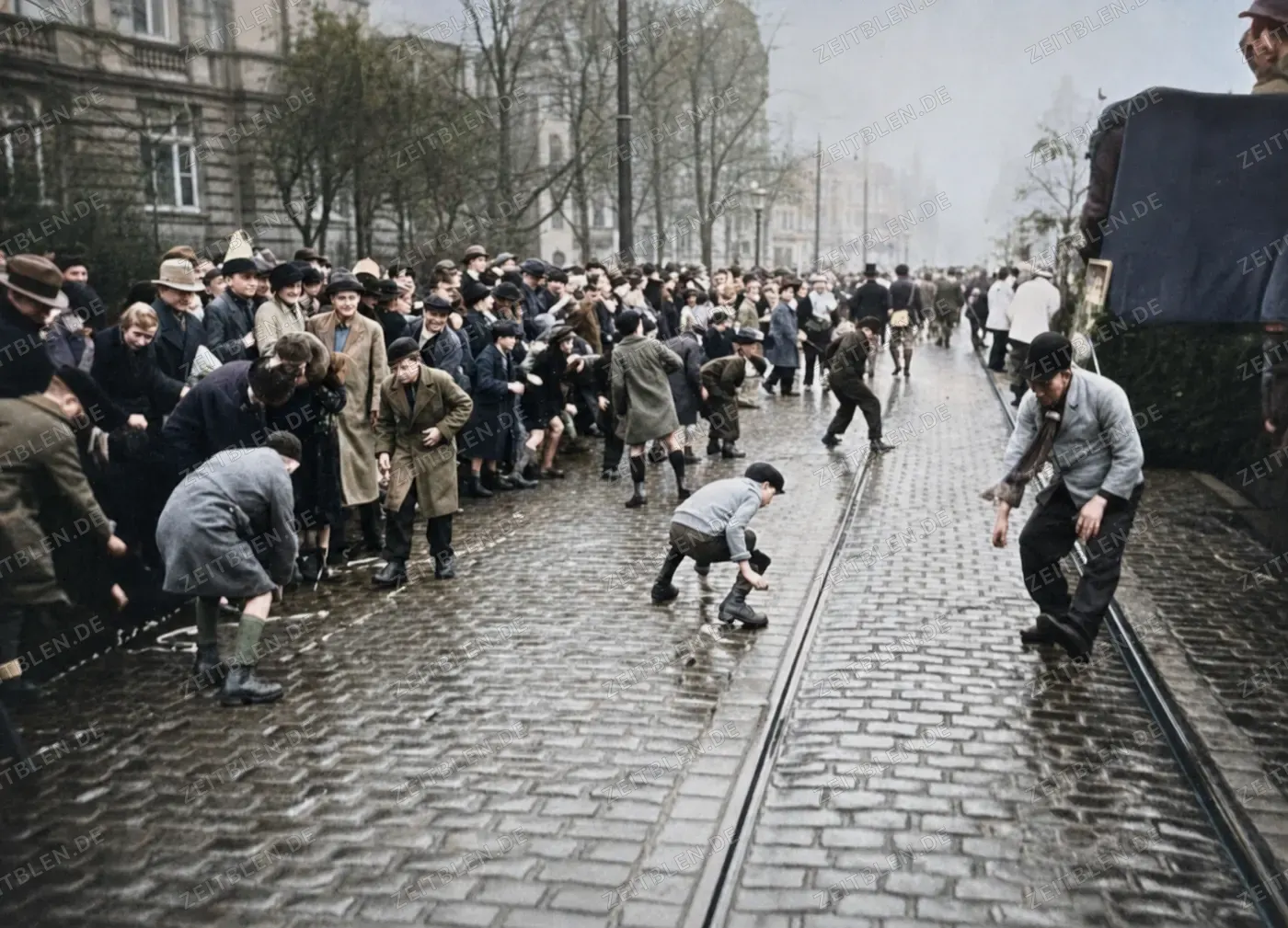 Publikum sammelt Wurfmaterial nach dem Düsseldorfer Karnevalszug, 1937