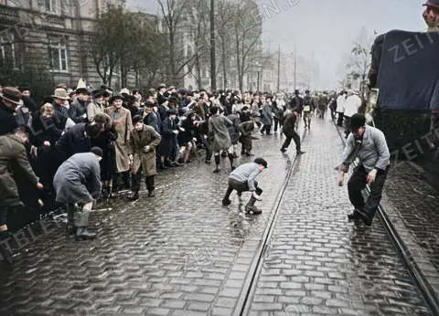Publikum sammelt Wurfmaterial nach dem Düsseldorfer Karnevalszug, 1937