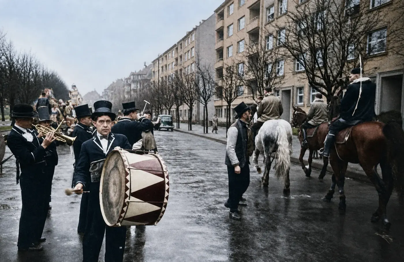 Karnevalskapelle und Reitergruppe auf regennasser Düsseldorfer Straße, 1937