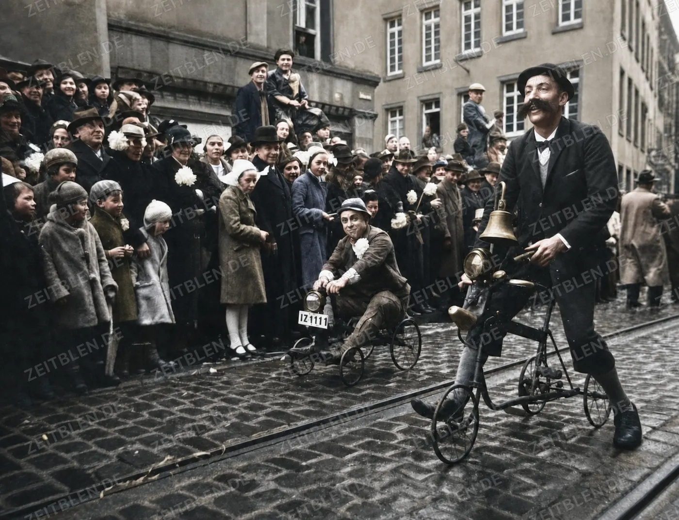 Kostümierte auf Miniaturfahrrädern im Düsseldorfer Karneval, 1937