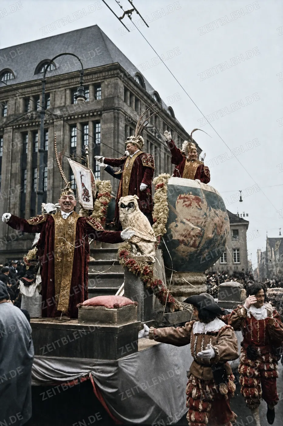 Karnevalswagen mit Eule und großer Kugel in Düsseldorf, Februar 1937