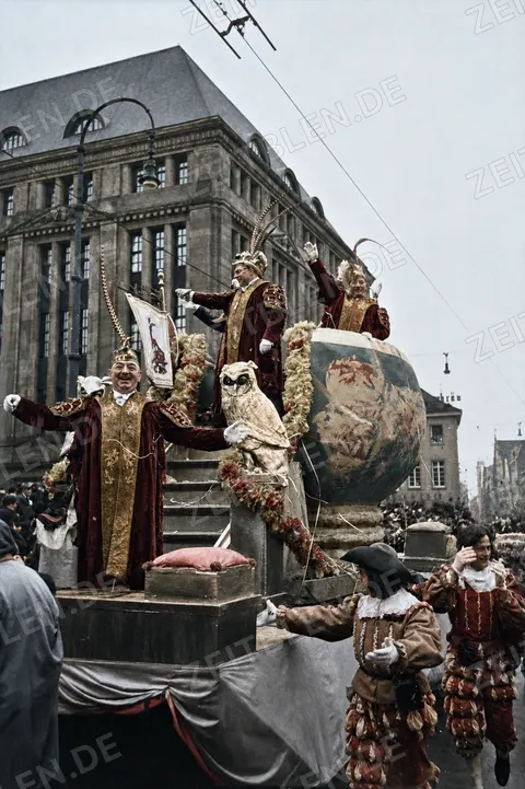 Karnevalswagen mit Eule und großer Kugel in Düsseldorf, Februar 1937