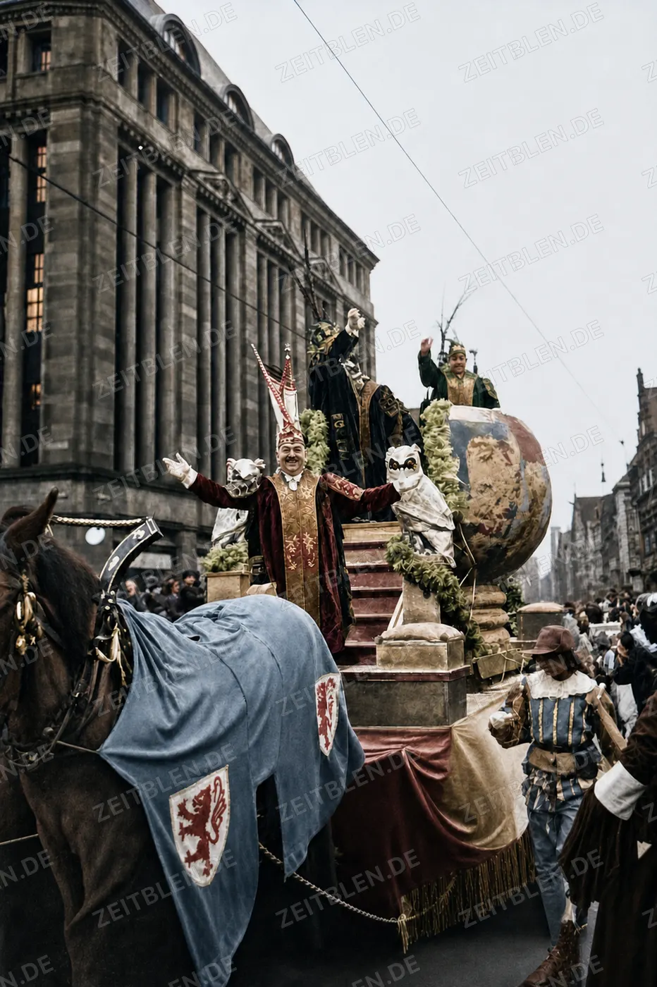 Karnevalswagen mit Eulen und großer Kugel in Düsseldorf 1937