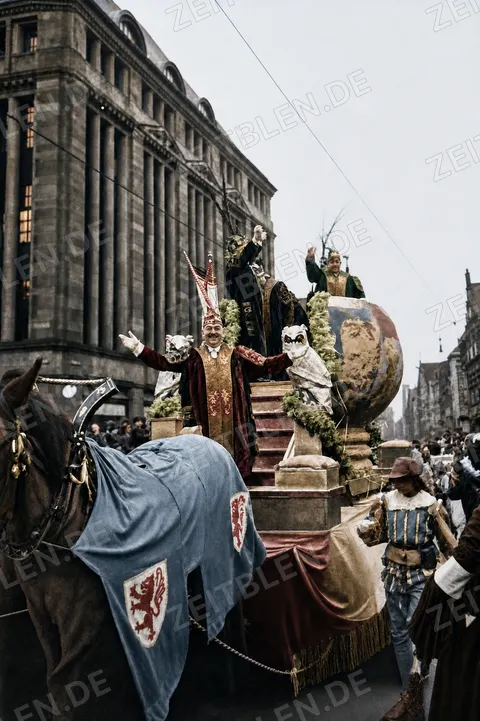 Karnevalswagen mit Eulen und großer Kugel in Düsseldorf 1937