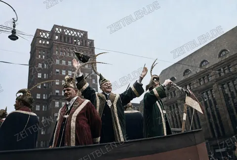 Darsteller mit Hornhauben auf einem Karnevalswagen 1937