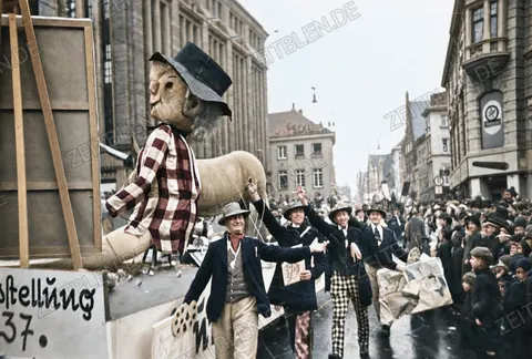 Clown an einem Stand beim Düsseldorfer Karneval