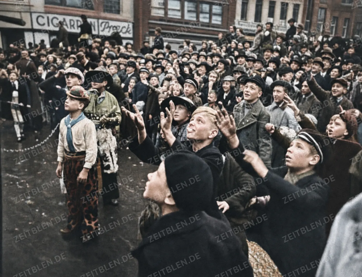 Ausgelassene Tanzszene im Düsseldorfer Karneval 1937