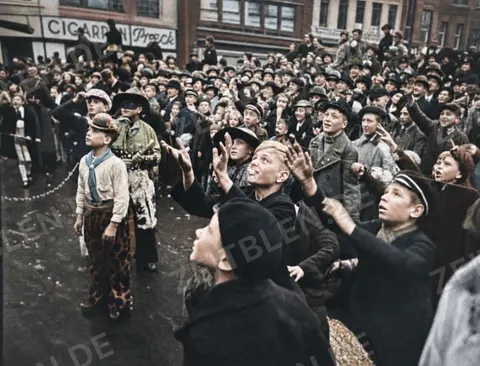 Ausgelassene Tanzszene im Düsseldorfer Karneval 1937