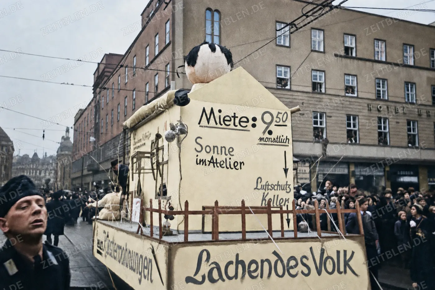 Karnevalswagen „Lachendes Volk“ mit Mietshaus und Luftschutzkeller, 1937