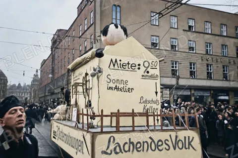 Karnevalswagen „Lachendes Volk“ mit Mietshaus und Luftschutzkeller, 1937