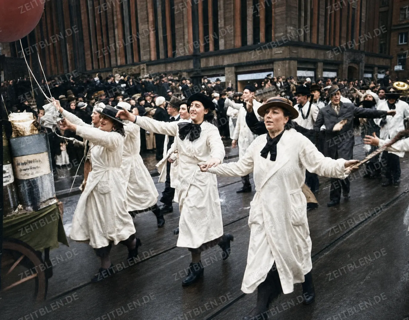 Kostümgruppe in weißen Kitteln beim Düsseldorfer Karneval