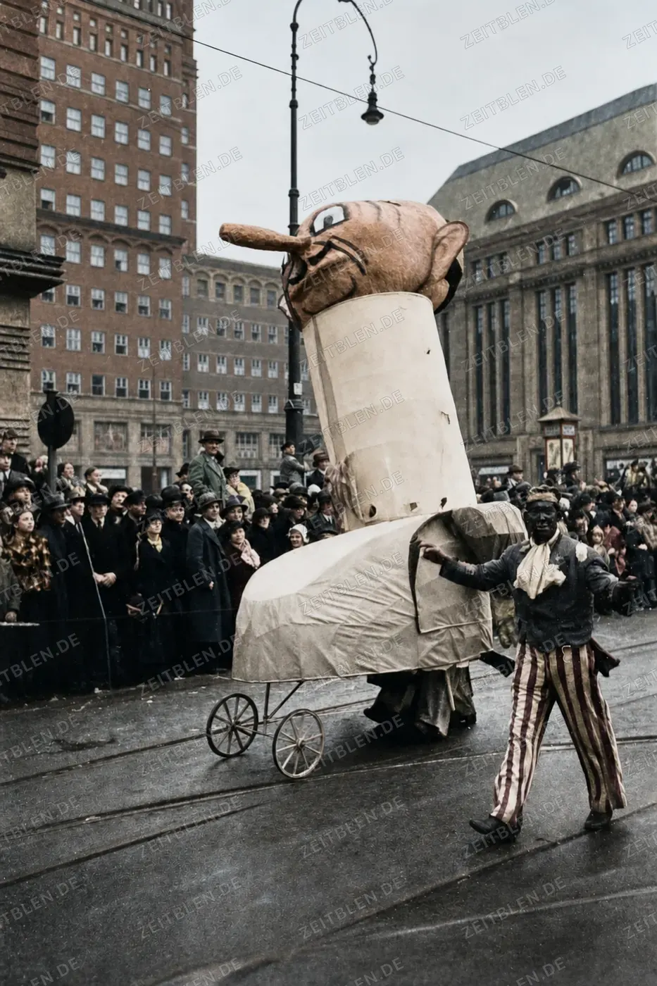 Rollende Karikaturfigur vor dem Wilhelm-Marx-Haus, Düsseldorf 1937
