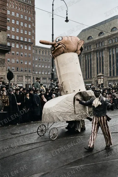 Rollende Karikaturfigur vor dem Wilhelm-Marx-Haus, Düsseldorf 1937