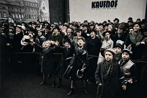Karnevalspublikum vor dem Kaufhof in Düsseldorf 1937
