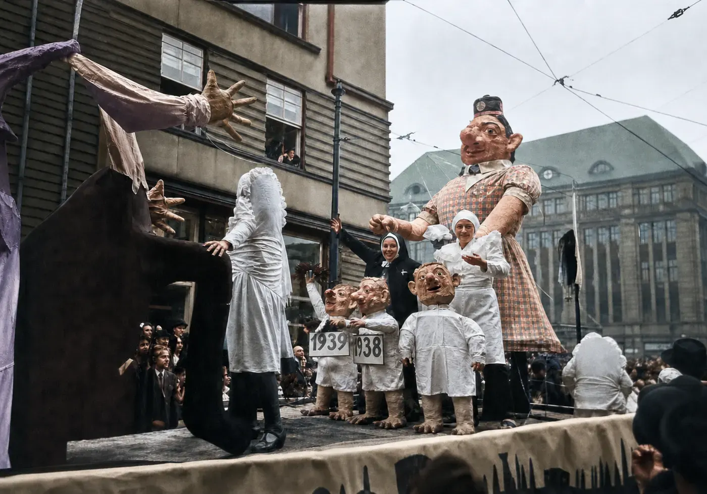 Figurenwagen mit den Jahreszahlen 1939 und 1938