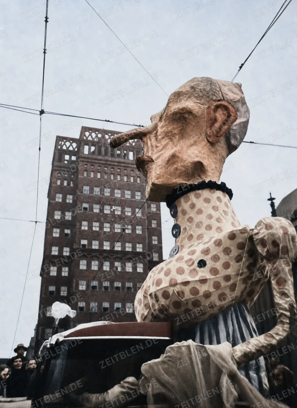 Karnevalistische Großfigur in der Düsseldorfer Innenstadt