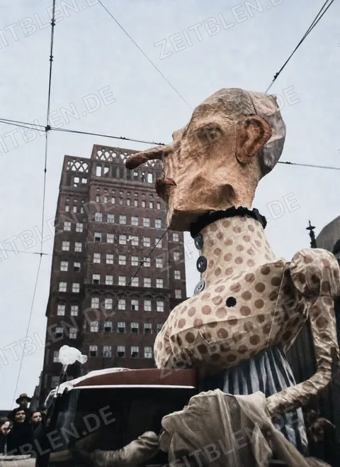 Karnevalistische Großfigur in der Düsseldorfer Innenstadt