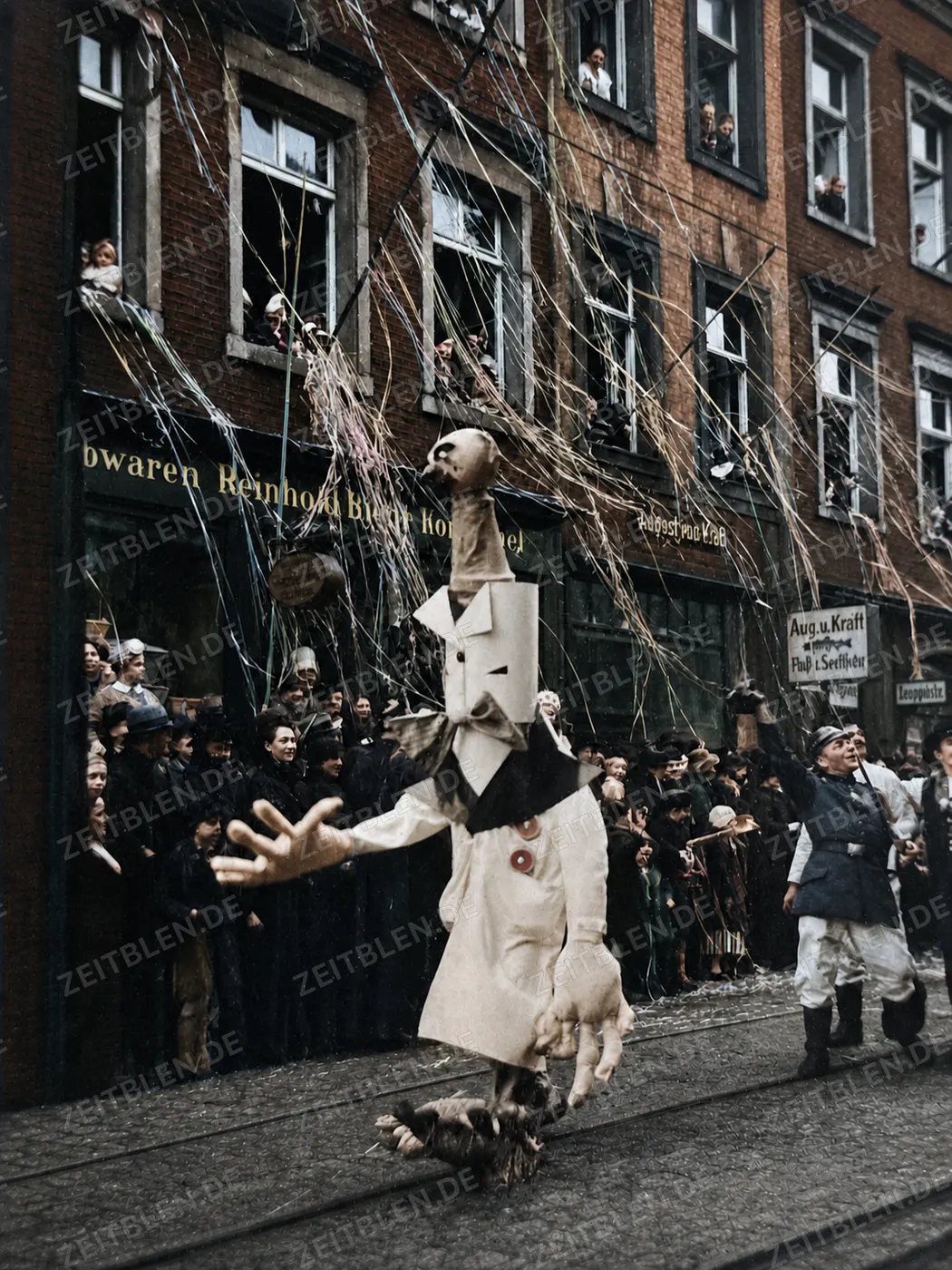 Großkostüm unter Luftschlangen im Düsseldorfer Straßenkarneval, 1937