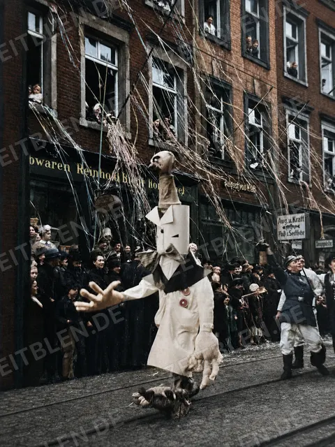 Großkostüm unter Luftschlangen im Düsseldorfer Straßenkarneval, 1937
