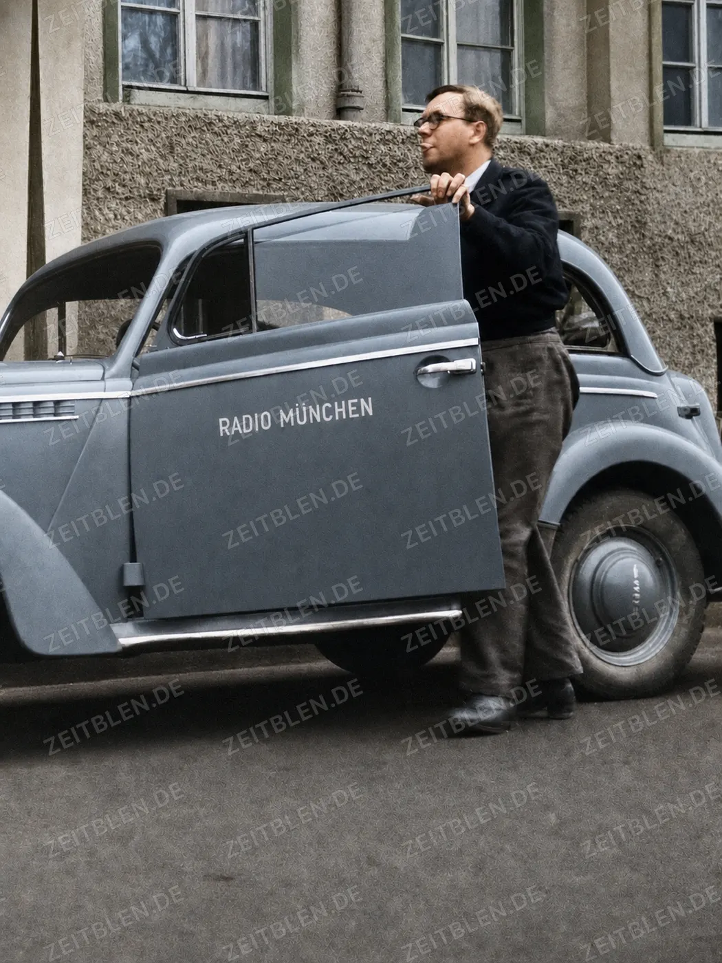 Walter von Cube am Dienstwagen von Radio München