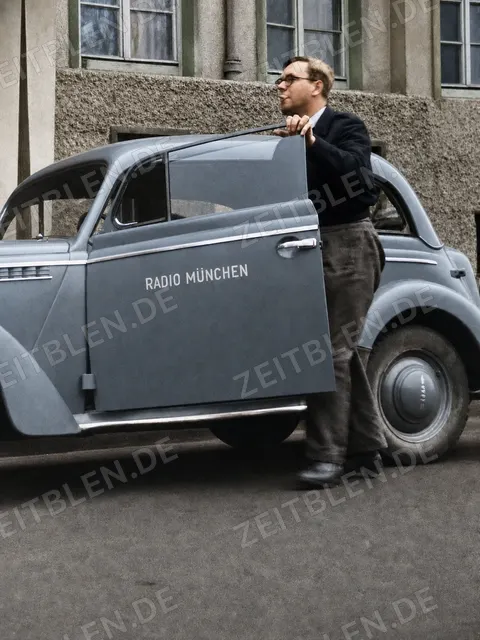 Walter von Cube am Dienstwagen von Radio München