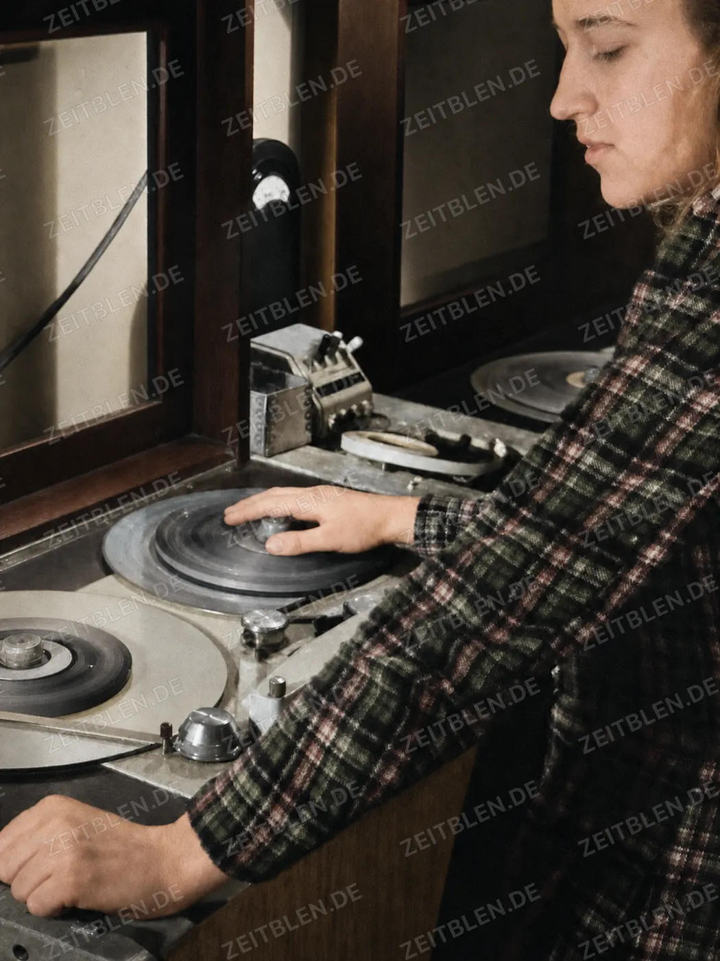 Arbeit am Plattenspieler im Studio von Radio München