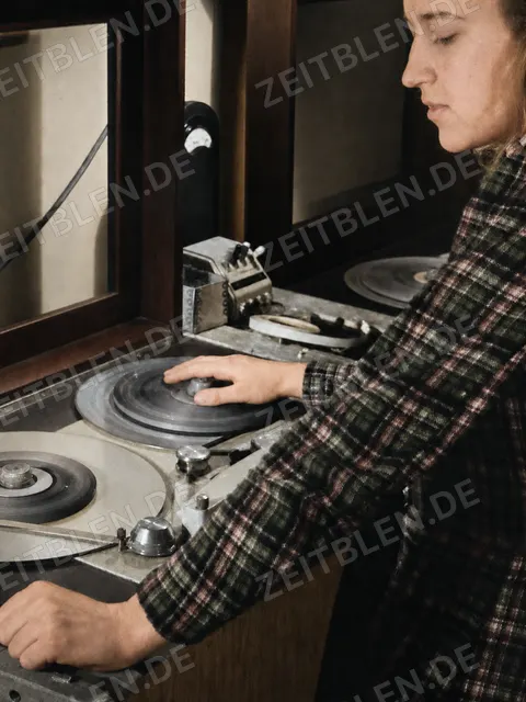 Arbeit am Plattenspieler im Studio von Radio München