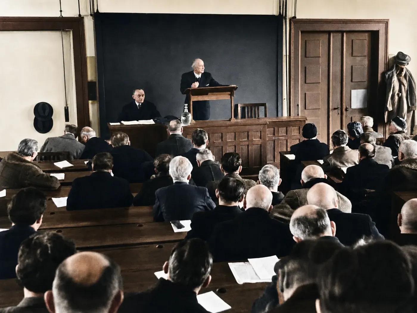Kultusminister Franz Fendt spricht vor dem ersten bayerischen Nachkriegsparlament