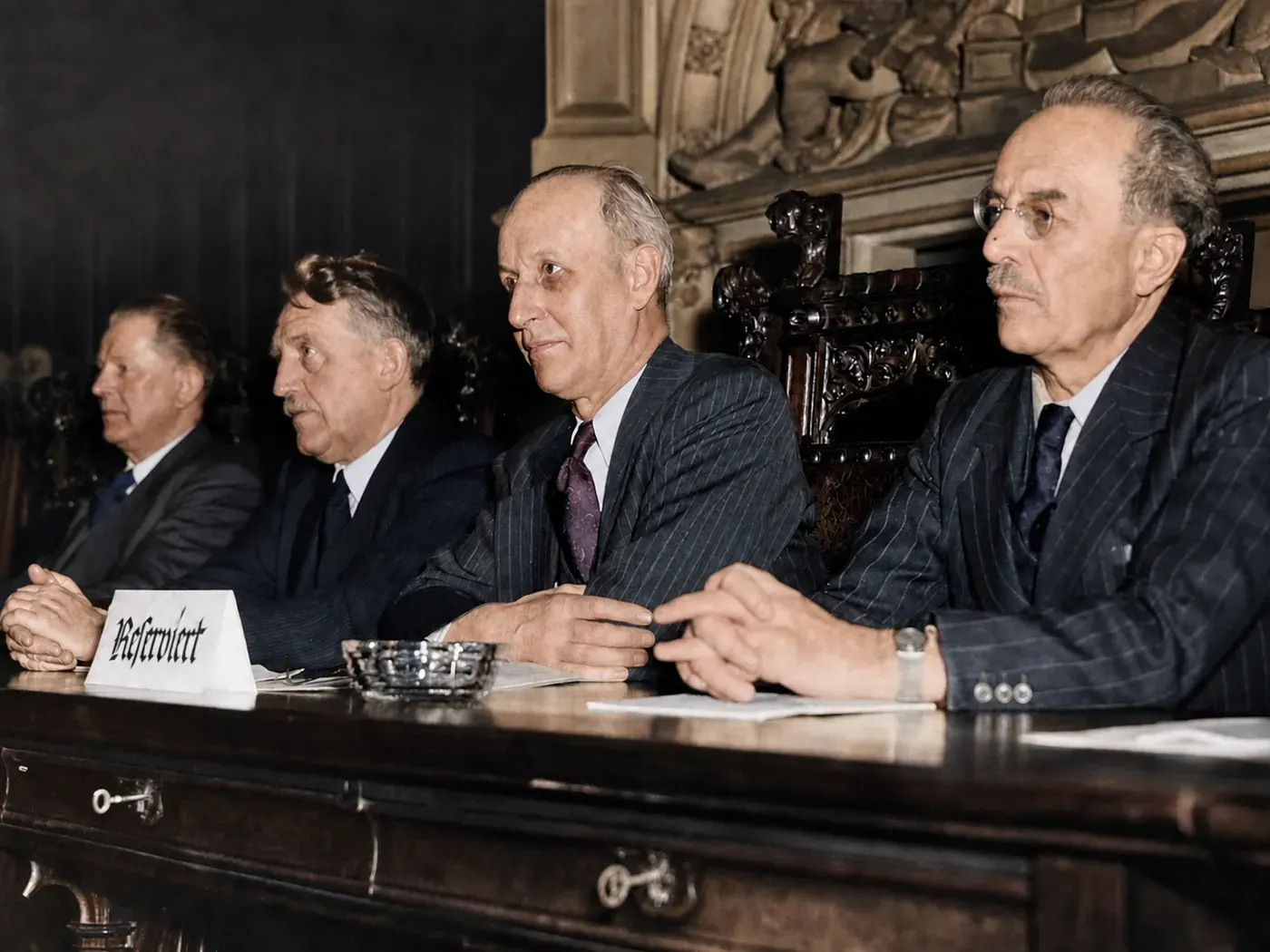 Wilhelm Hoegner und George N. Shuster bei einer Münchner Stadtratssitzung