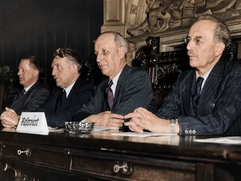 Wilhelm Hoegner und George N. Shuster bei einer Münchner Stadtratssitzung