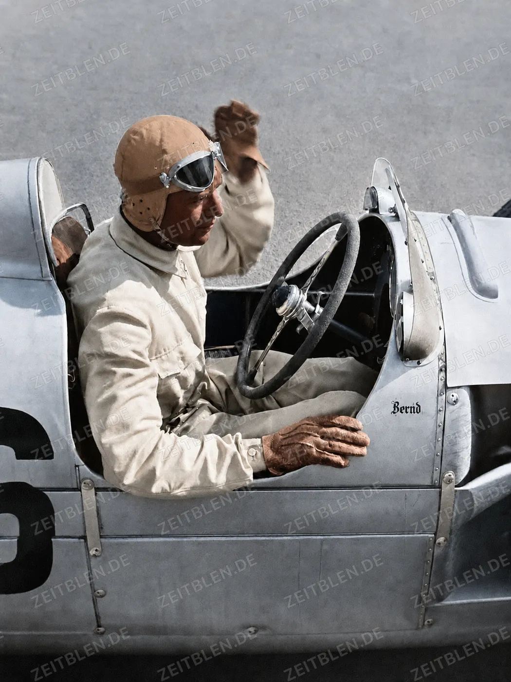 Bernd Rosemeyer am Steuer eines Auto-Union-Rennwagens