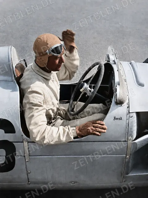 Bernd Rosemeyer am Steuer eines Auto-Union-Rennwagens
