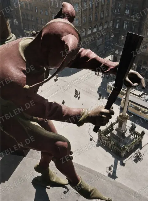 Narrenfigur am Glockenspiel mit Blick auf den Marienplatz