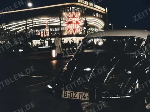 Kaufhaus Held am Walther-Schreiber-Platz bei nacht.