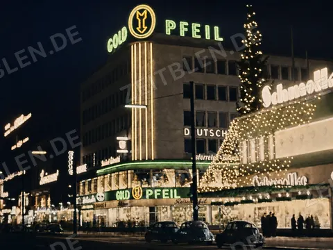 Goldpfeil-Leuchtreklame am Kurfürstendamm