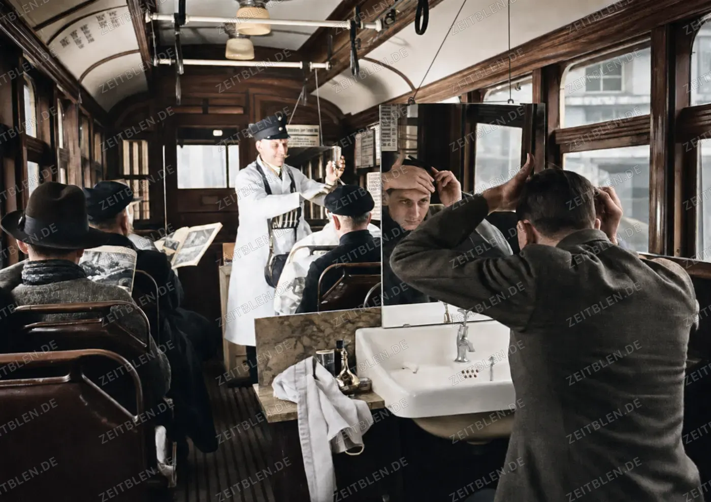 Aprilscherz: Morgentoilette in der Berliner Straßenbahn