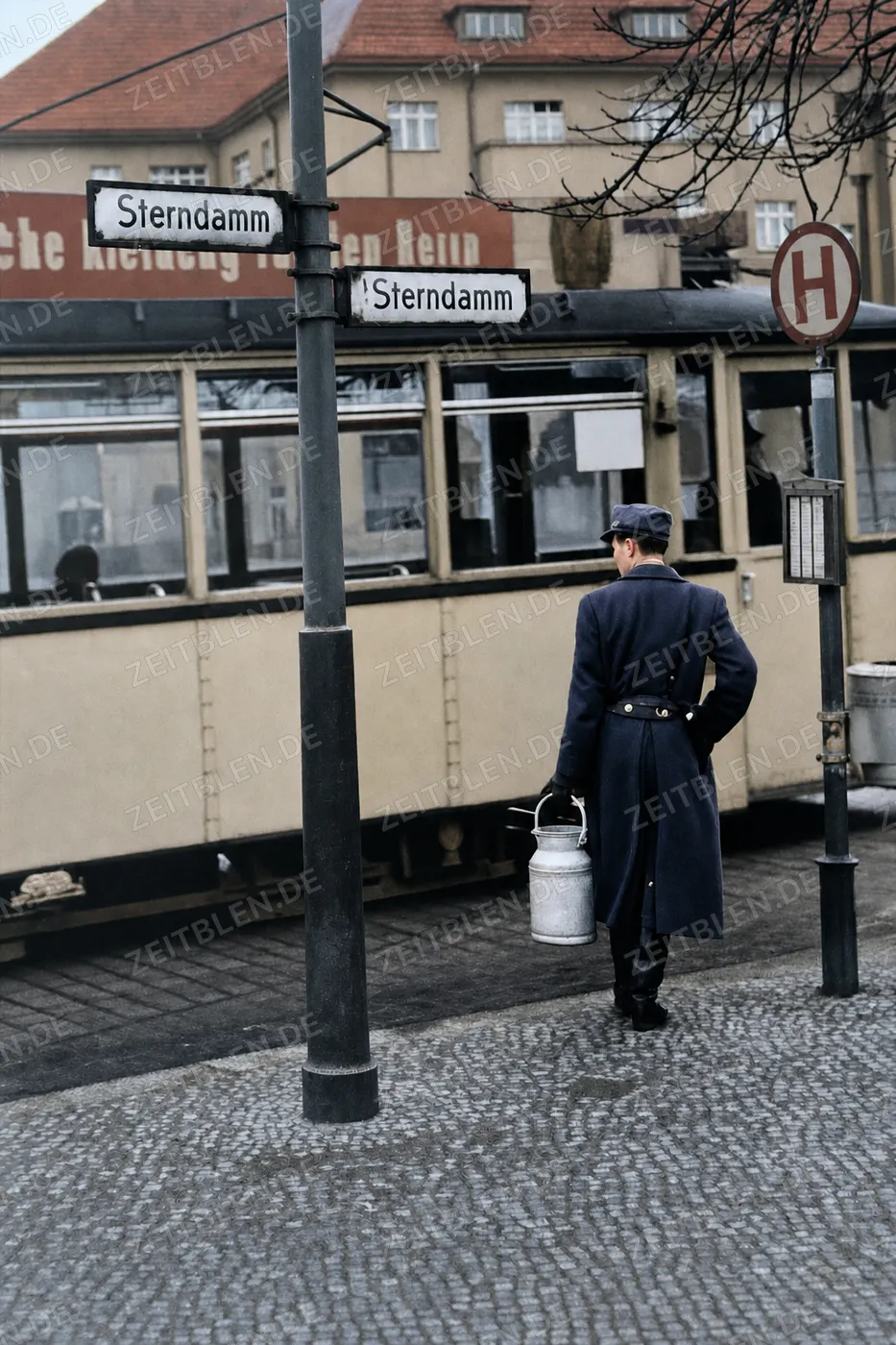 Volkspolizist mit Milchkanne am Sterndamm