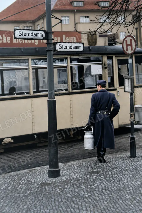 Volkspolizist mit Milchkanne am Sterndamm