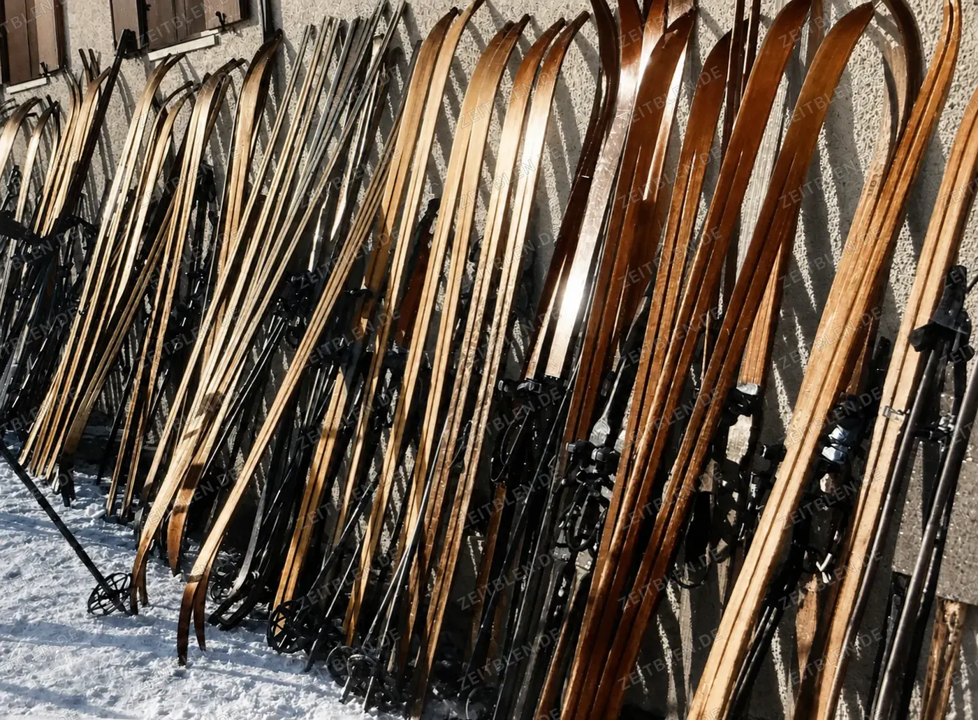 Holzskier vor der Skihütte