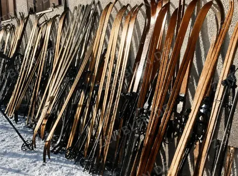 Holzskier vor der Skihütte