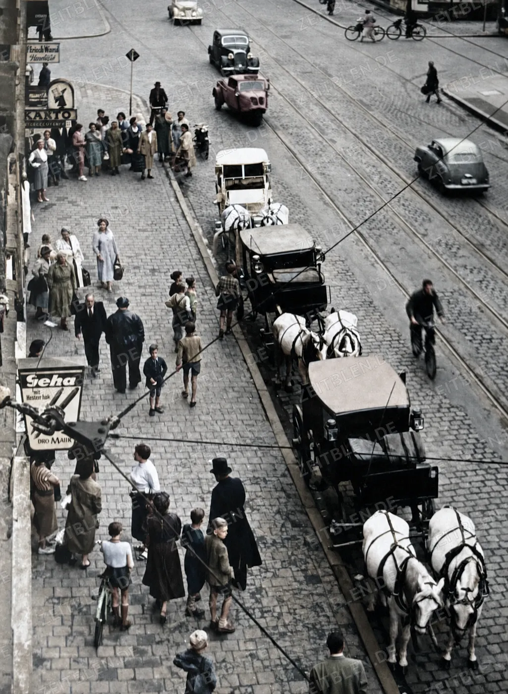 Kutschen und Autos im Stadtverkehr