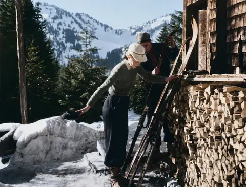 Skifahrer vor einer Berghütte, 1936