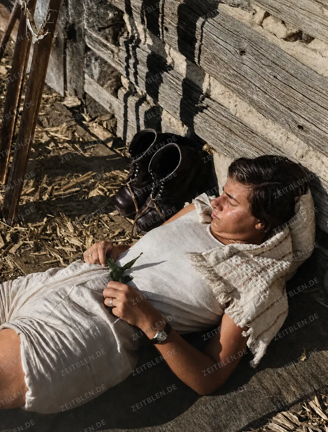 Sonnenrast vor einer Berghütte, 1936