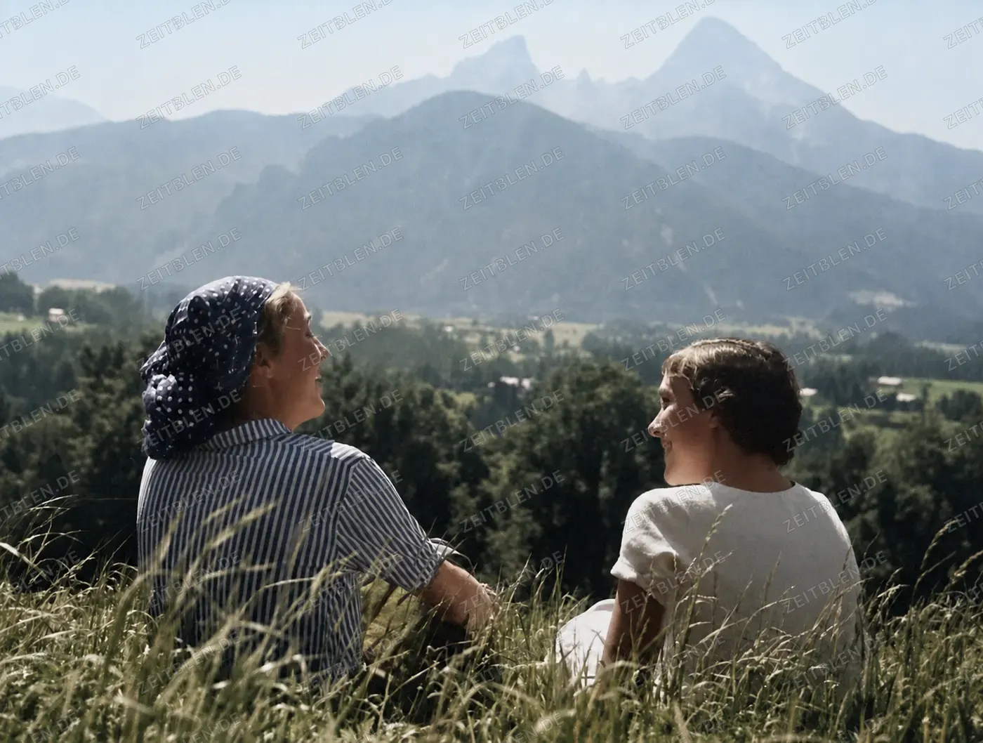 Zwei Frauen mit Blick auf den Watzmann, 1936