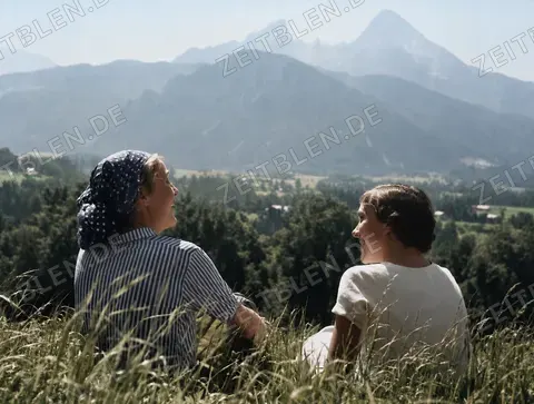 Zwei Frauen mit Blick auf den Watzmann, 1936