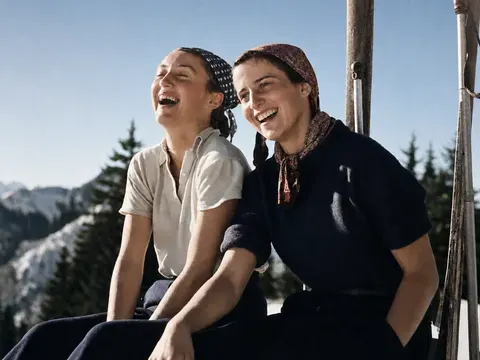 Lachende Freundinnen an einer Berghütte, 1936