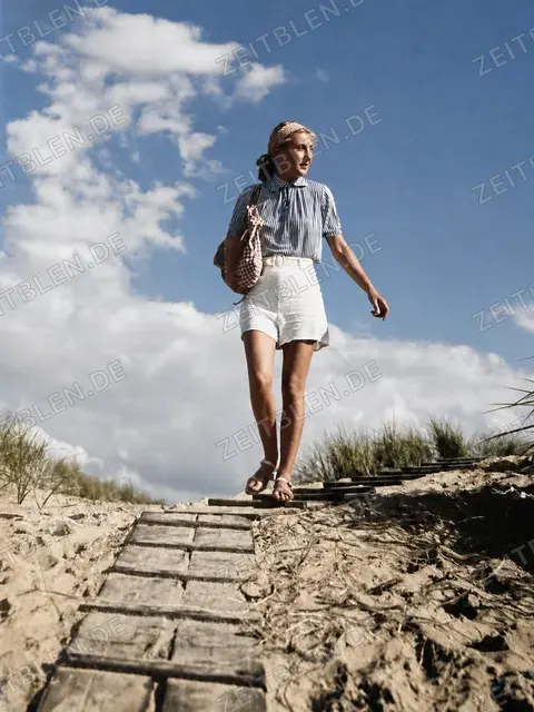 Junge Frau in den Dünen der Ostsee, 1936